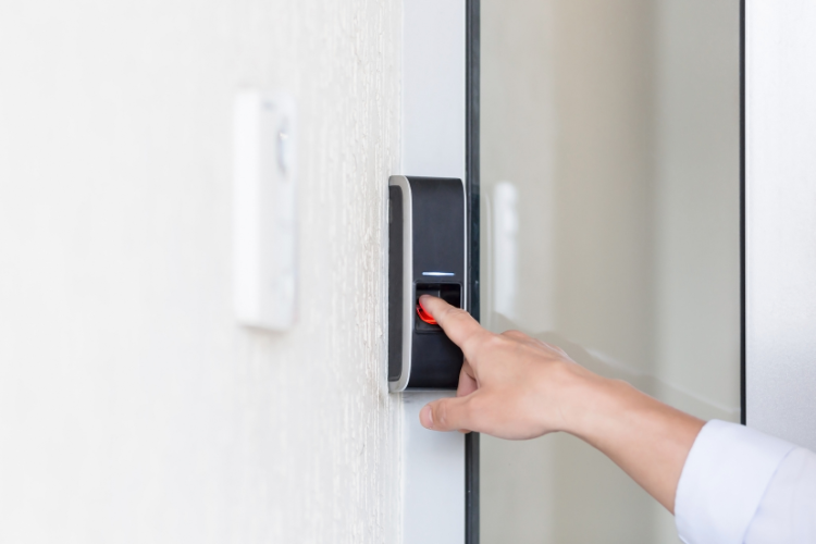 cách cài đặt khóa cửa vân tay hình 2