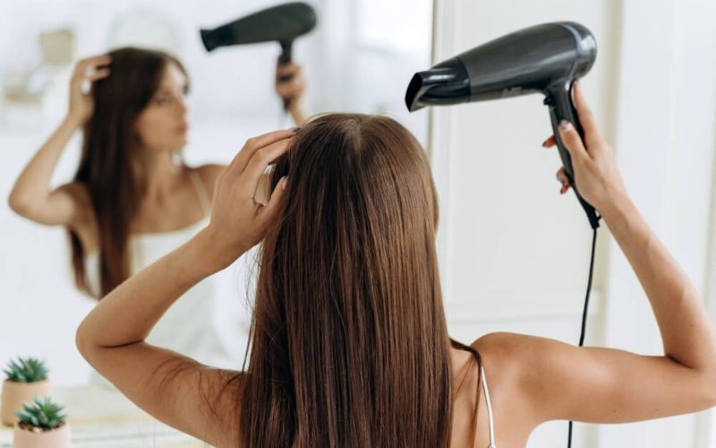 Sử dụng máy sấy tóc, máy kẹp tóc cấp ẩm cho tóc nhuộm