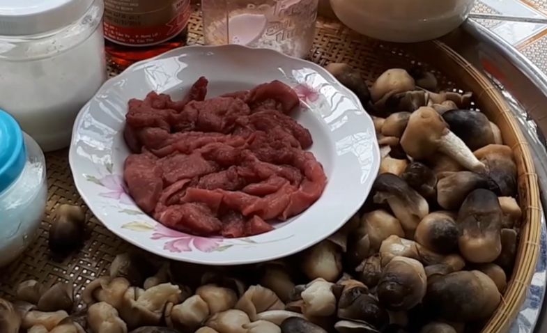 nguyen lieu nam rom xao thit bo
