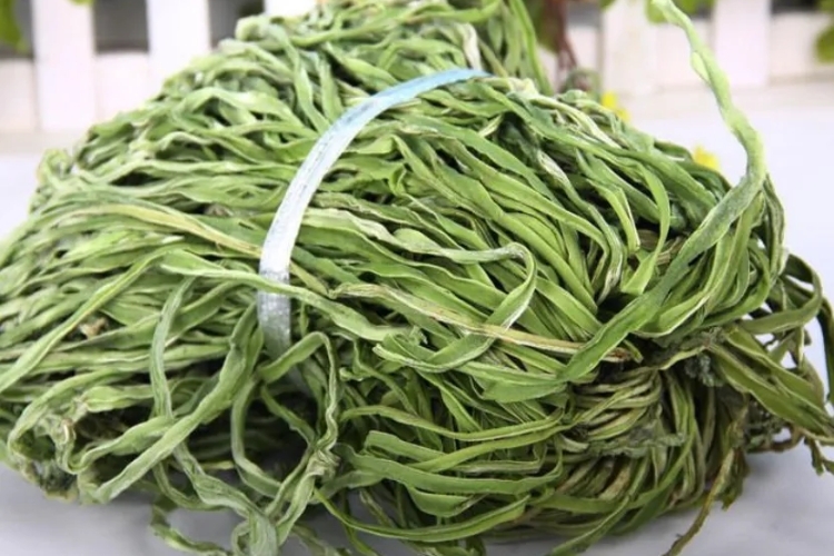 Chọn mua rau tiến vua khô