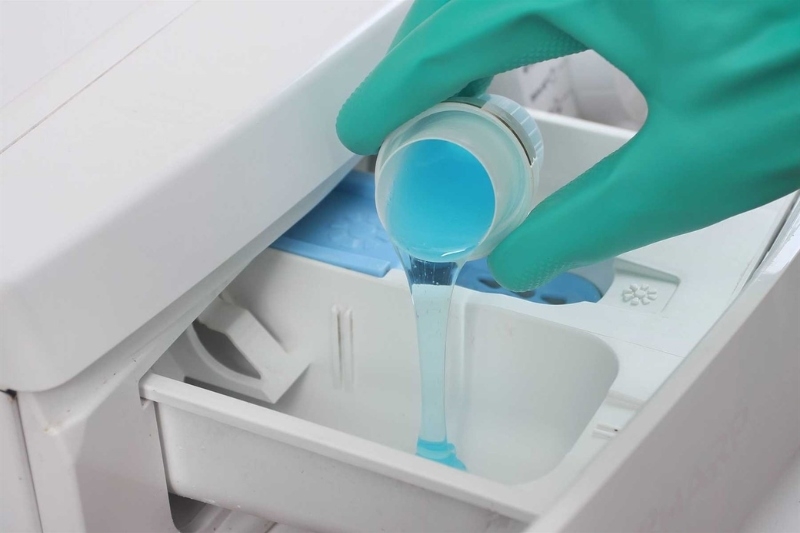 C&aacute;ch cho bột giặt v&agrave;o m&aacute;y giặt ảnh 1