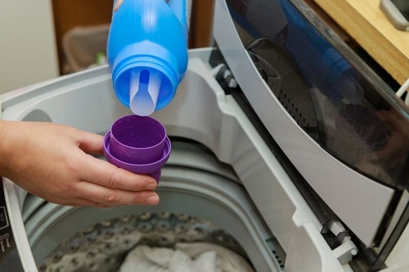 C&aacute;ch cho bột giặt v&agrave;o m&aacute;y giặt ảnh 9