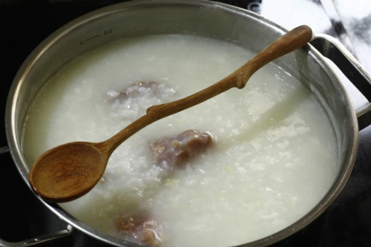 Cách chống trào khi nấu cháo 4