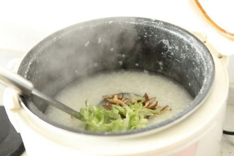 Cách chống trào khi nấu cháo 6