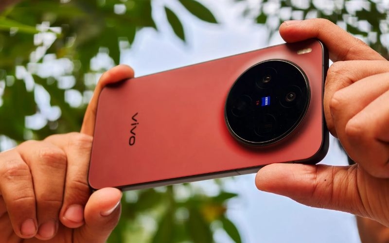 Cách chụp ảnh đẹp trên điện thoại vivo - Làm sạch ống kính camera