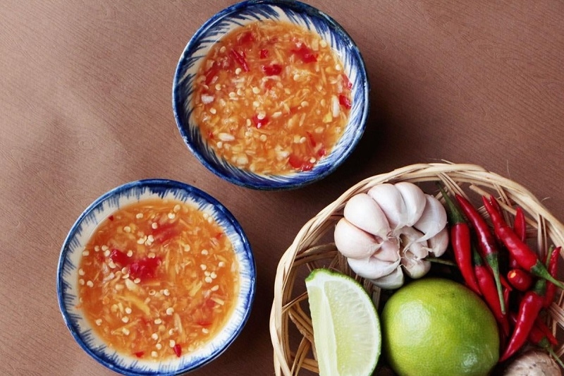 Cách đập tỏi pha nước chấm ảnh 1