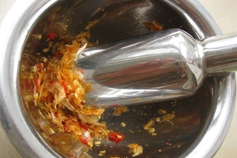 Cách đập tỏi pha nước chấm ảnh 3