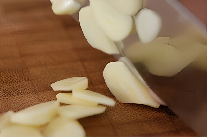 Cách đập tỏi pha nước chấm ảnh 4