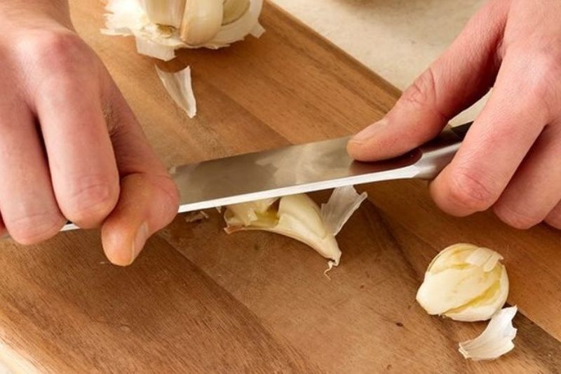 Cách đập tỏi pha nước chấm ảnh 5