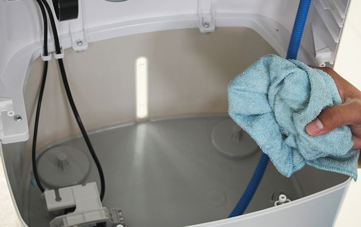 cách đổ nước vào quạt hơi nước 2