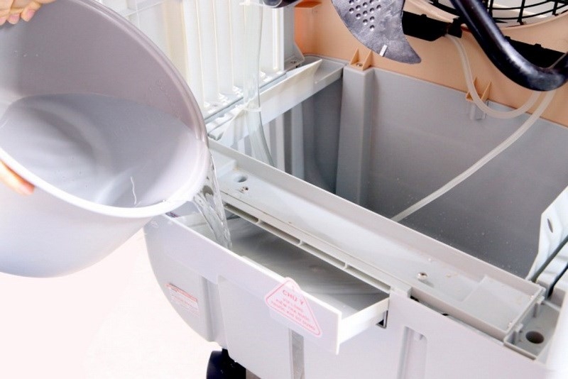 cách đổ nước vào quạt hơi nước 4