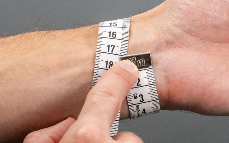 Đo chiều dài dây đồng hồ theo kích thước cổ tay