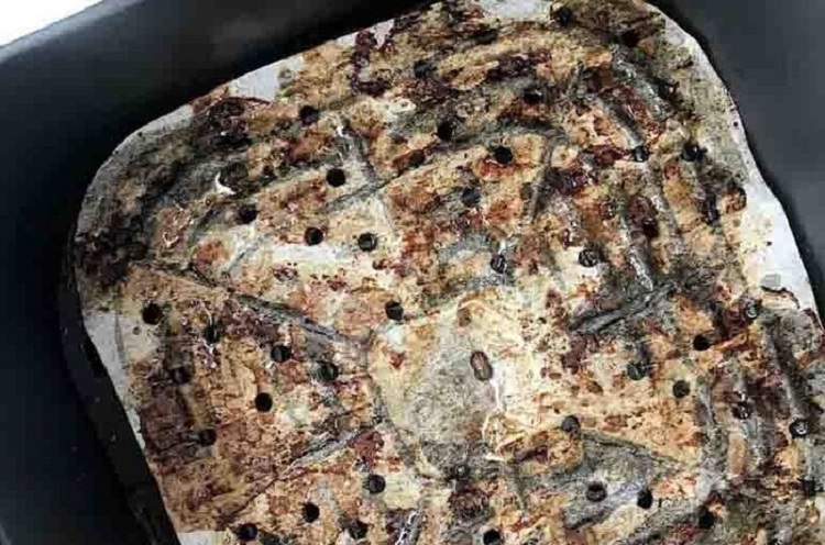 Cách dùng giấy thấm dầu cho nồi chiên không dầu (Hình 1)