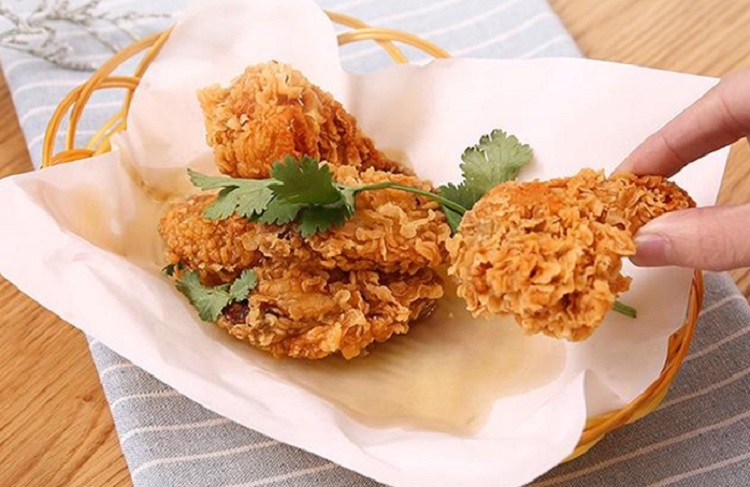 Cách dùng giấy thấm dầu cho nồi chiên không dầu (Hình 3)