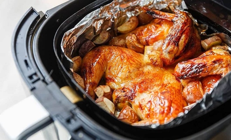 Cách dùng giấy thấm dầu cho nồi chiên không dầu (Hình 4)