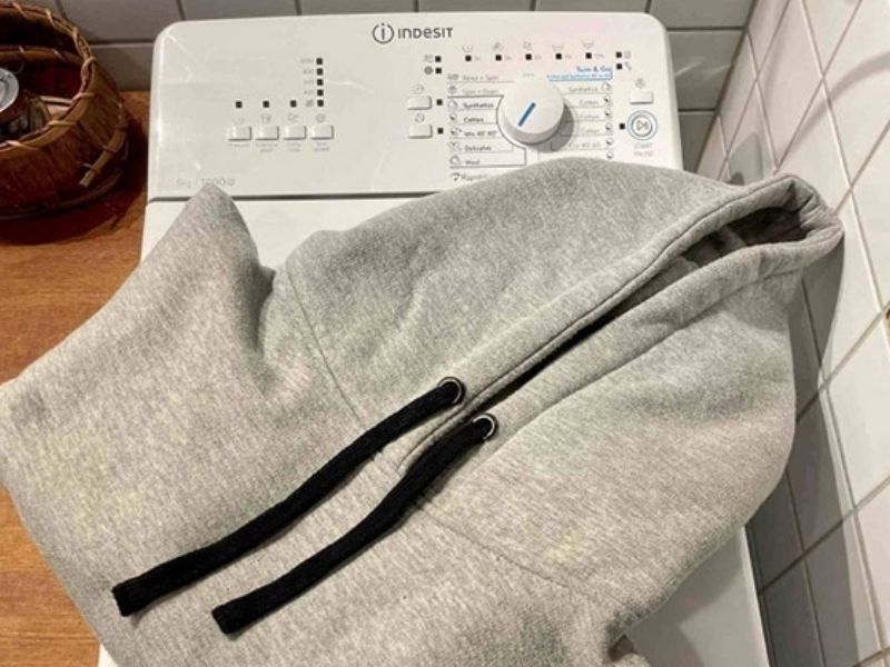 cách gấp áo hoodie 7