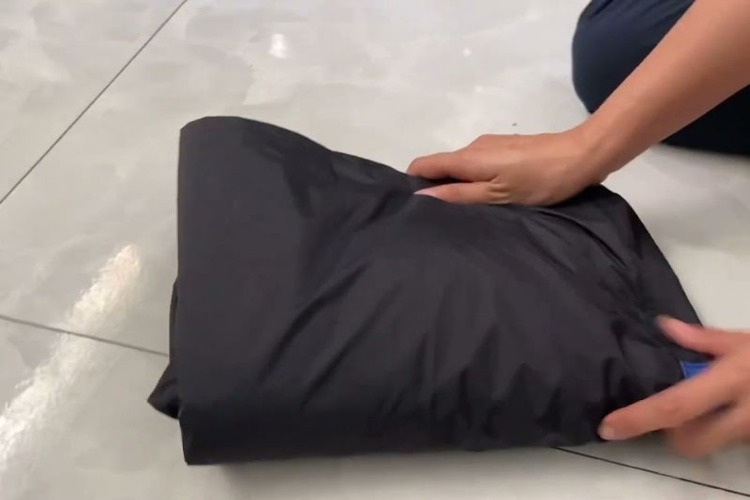 Mách bạn chi tiết cách gấp áo mưa gọn gàng, tiết kiệm không gian và dễ dàng mang theo