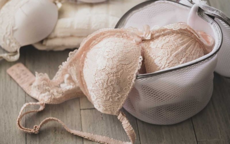 Sử dụng túi giặt chuyên dụng cho áo lót, áo ngực