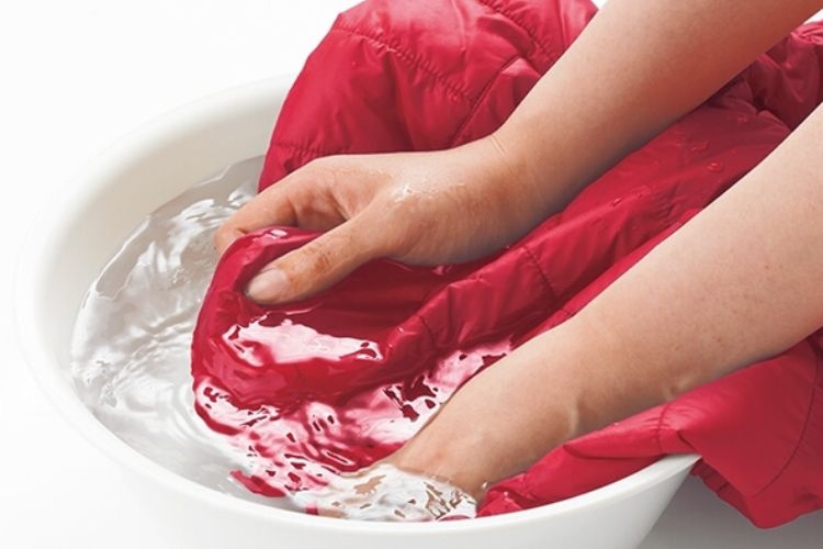 Cách giặt các loại áo khoác, áo phao, áo da