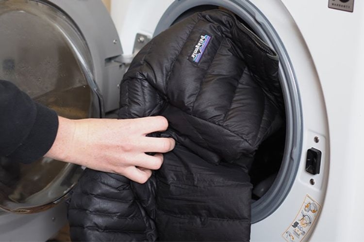 Cách giặt các loại áo khoác, áo phao, áo da