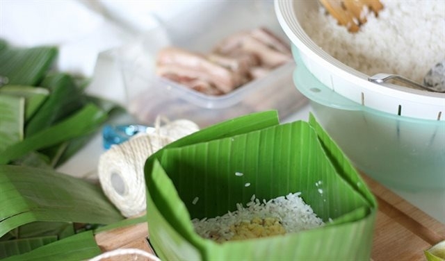 c&aacute;ch g&oacute;i b&aacute;nh chưng bằng l&aacute; chuối ảnh 1