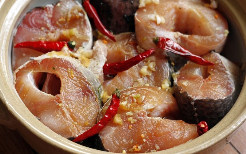 ướp cá trước khi kho