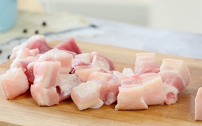 Thêm thịt ba chỉ hoặc tóp mỡ kho với cá