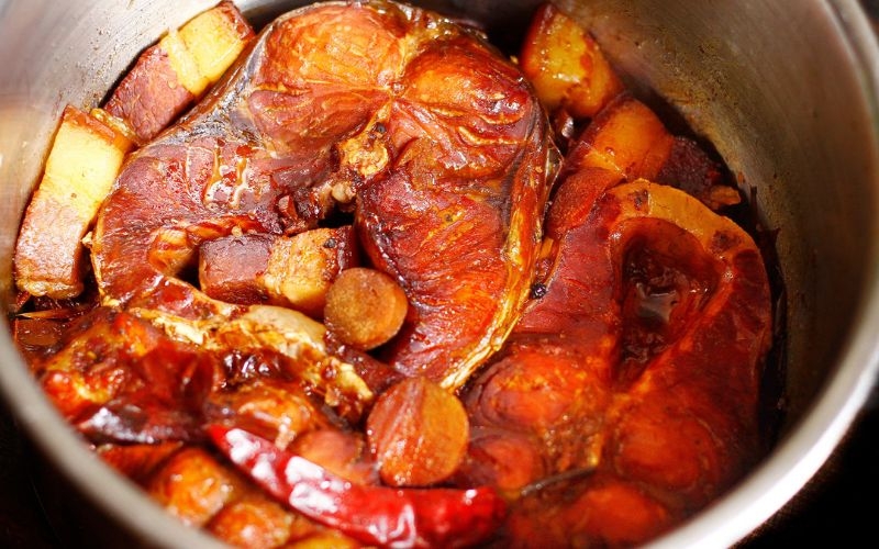 cách kho cá chắc thịt lên màu đẹp là kho 2 lần lửa