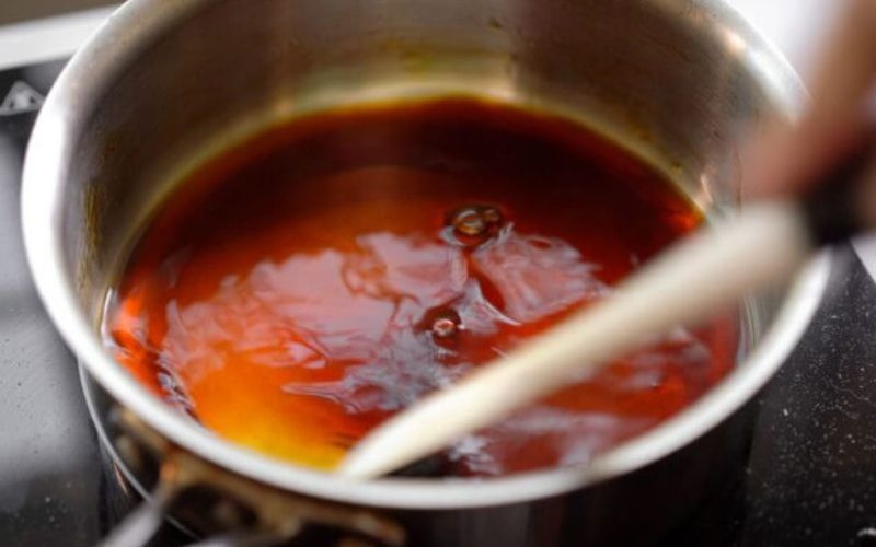 Thêm nước dừa, nước màu hoặc dầu điều để cá lên màu đẹp