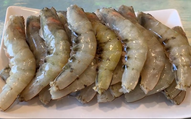 Sơ chế tôm làm tôm kho tiêu nước dừa
