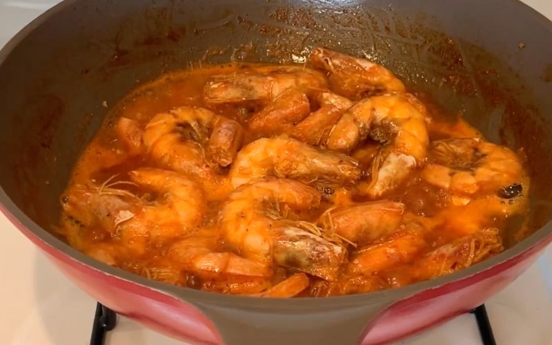 Kho tôm với nước dừa