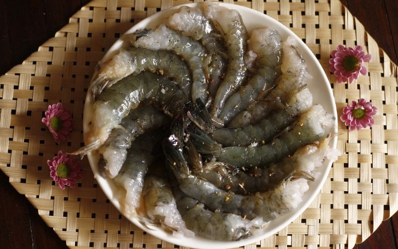 Sơ chế và tẩm ướp tôm