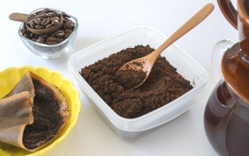 Cách khử mùi tủ lạnh lâu ngày không dùng bằng bã cà phê