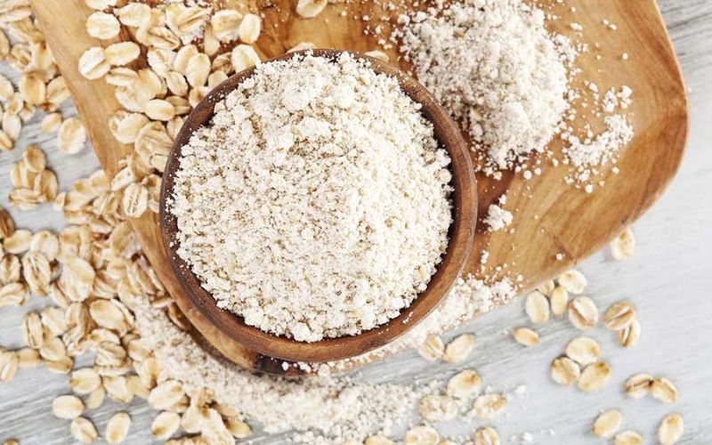 Khử mùi tủ lạnh lâu ngày không dùng bằng bột yến mạch