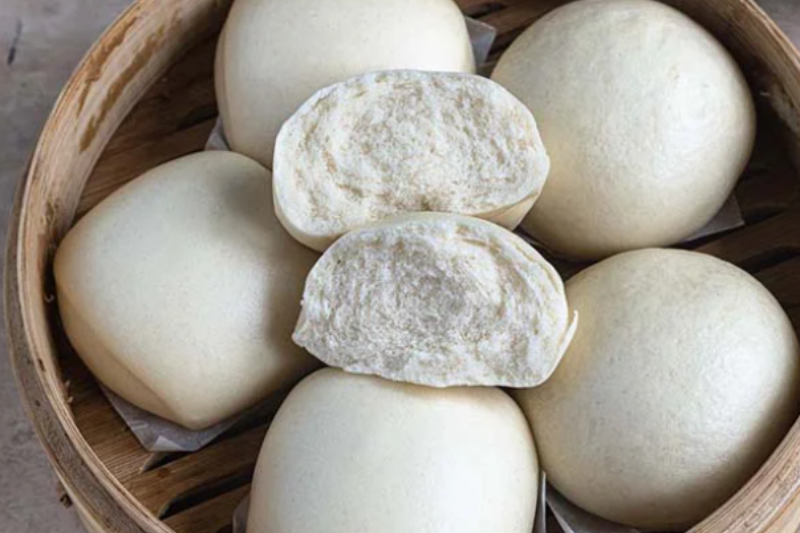 Cách làm bánh bao sữa mềm xốp thơm ngon tại nhà: Bí quyết giúp bánh nở đều, không nhăn