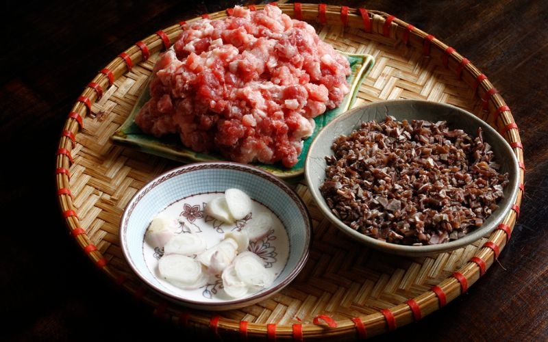 Sơ chế nguyên liệu làm bánh đúc mặn miền Bắc