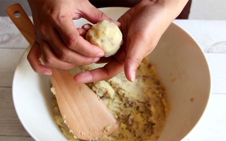 Cách làm bánh khoai tây thịt bò 4