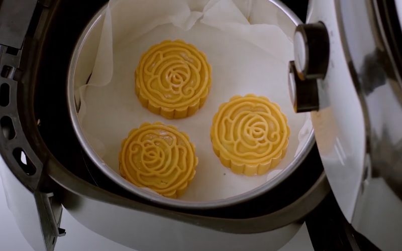 Nướng bánh trung thu bằng nồi chiên không dầu