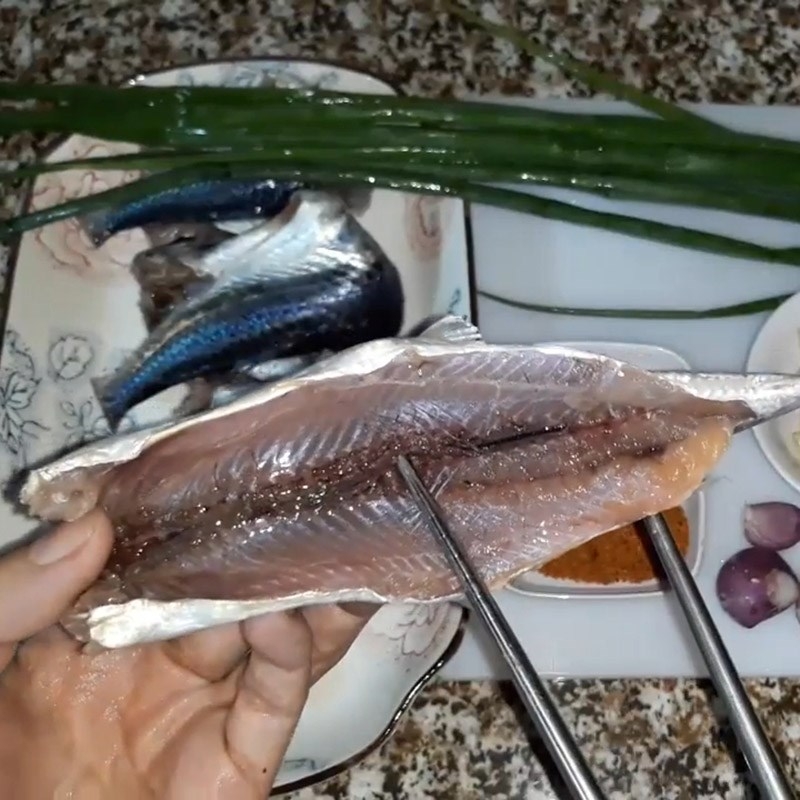 cách làm cá chuồn nướng nghệ (hình 3)