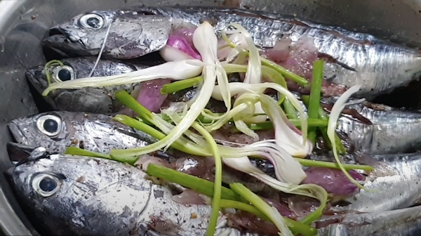 cách làm cá ồ hấp cuốn bánh tráng 5