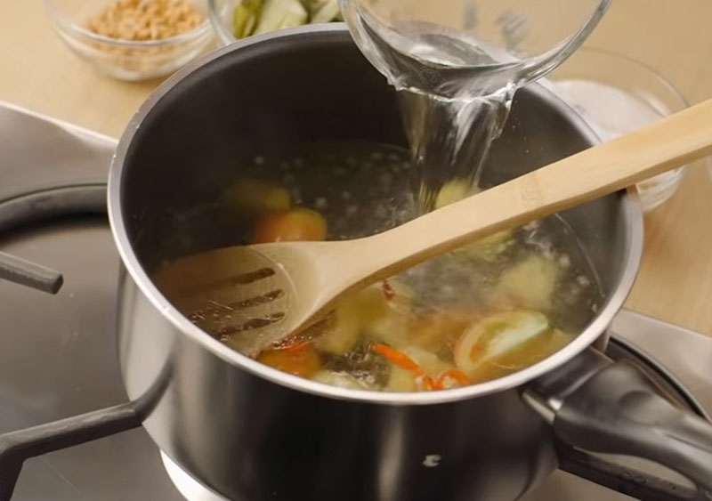 Mách bạn cách làm canh dưa chua tôm (hình 7)