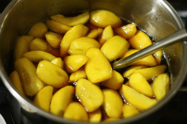 Cách làm đào ngâm, trà đào cam sả hình 4