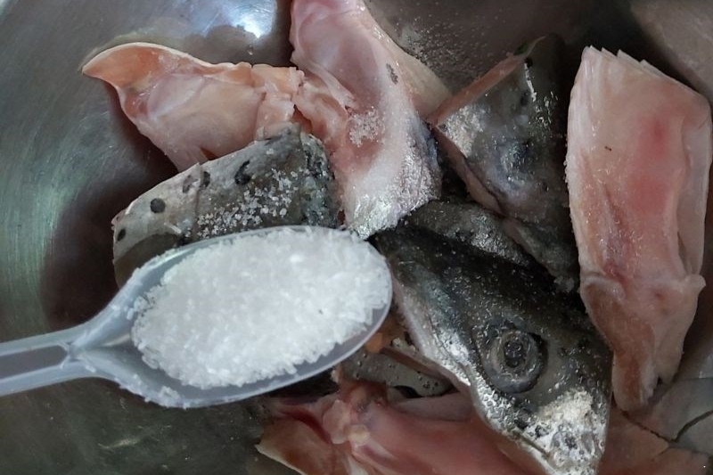 Bước 2: Ướp đầu cá hồi