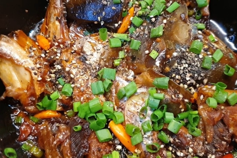 Bước 4: Kho đầu cá hồi với tiêu