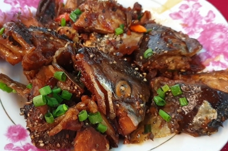 Bước 4: Cho đầu cá hồi kho tiêu ra dĩa và thưởng thức