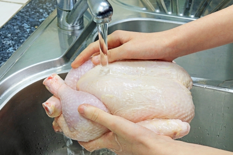 Bước 1: Làm sạch thịt gà