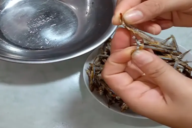 cách làm gỏi cà đắng cá khô hình 3