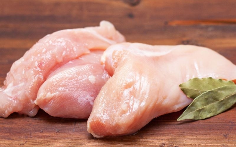 Cách chọn thịt gà làm khô gà xé cay ngon