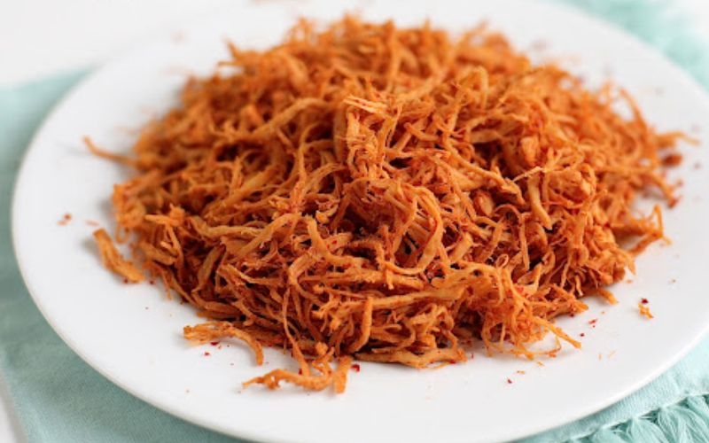 Thành phẩm khô gà xé cay làm bằng chảo