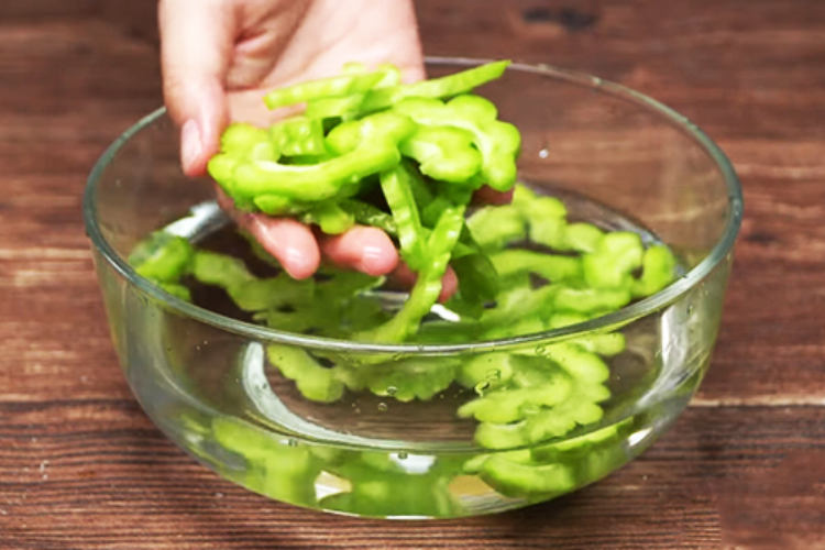 cách làm khổ qua bớt đắng hình 3